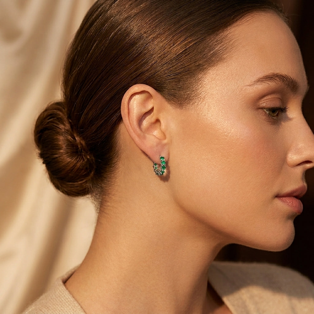 Boucles d'oreilles anneaux en treillis dorés émeraude