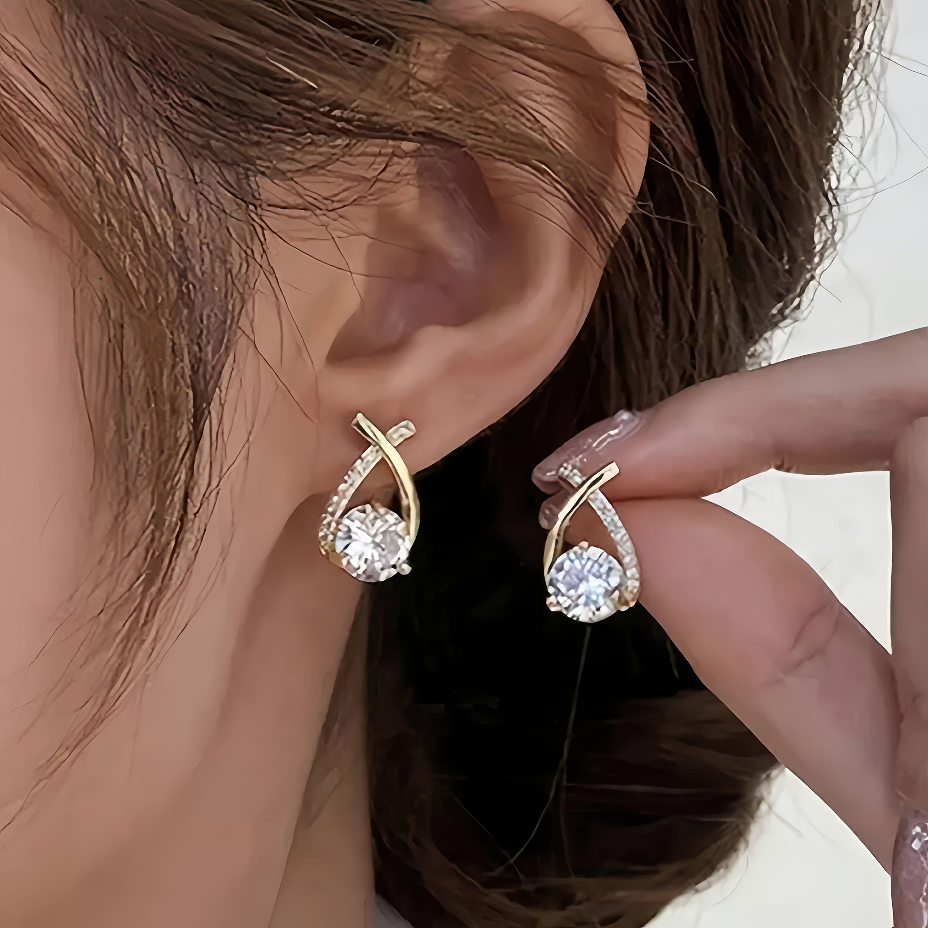 Boucles d’oreilles clous croix dorée en zirconium