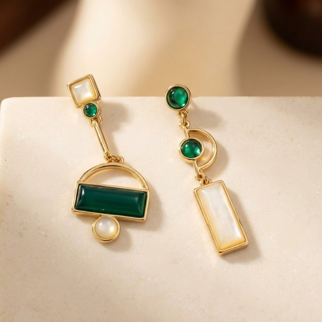 Boucles d'oreilles pendantes géométriques dorées à l'émeraude
