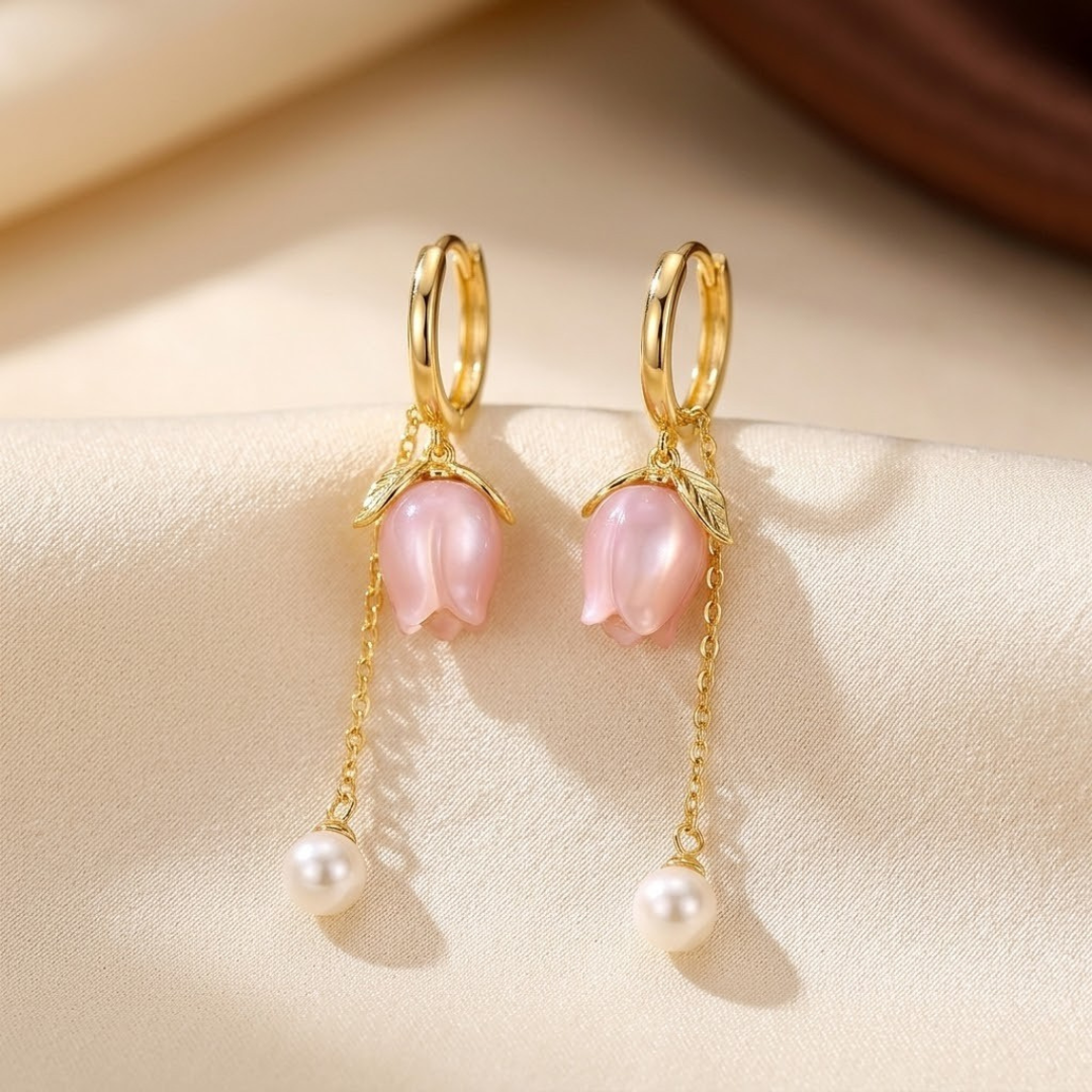 Boucles d'oreilles pendantes fleuries en perle et or