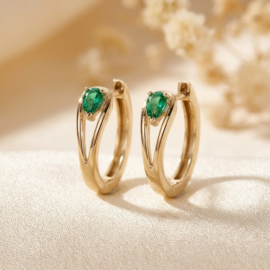 Boucles d'oreilles anneaux dorés à accent d'émeraude