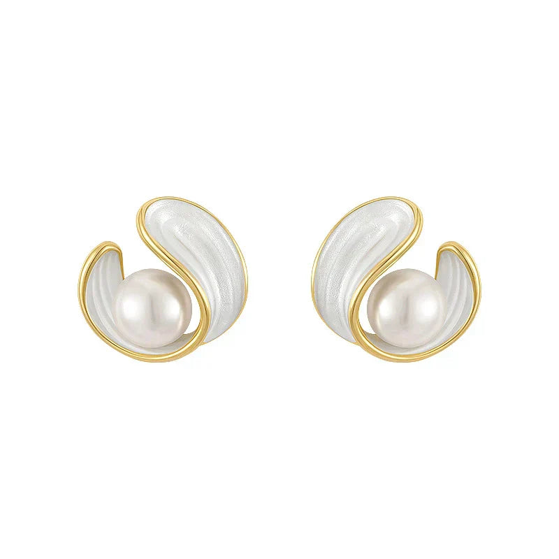 Boucles d’oreilles clous en or avec perle et émail blanc