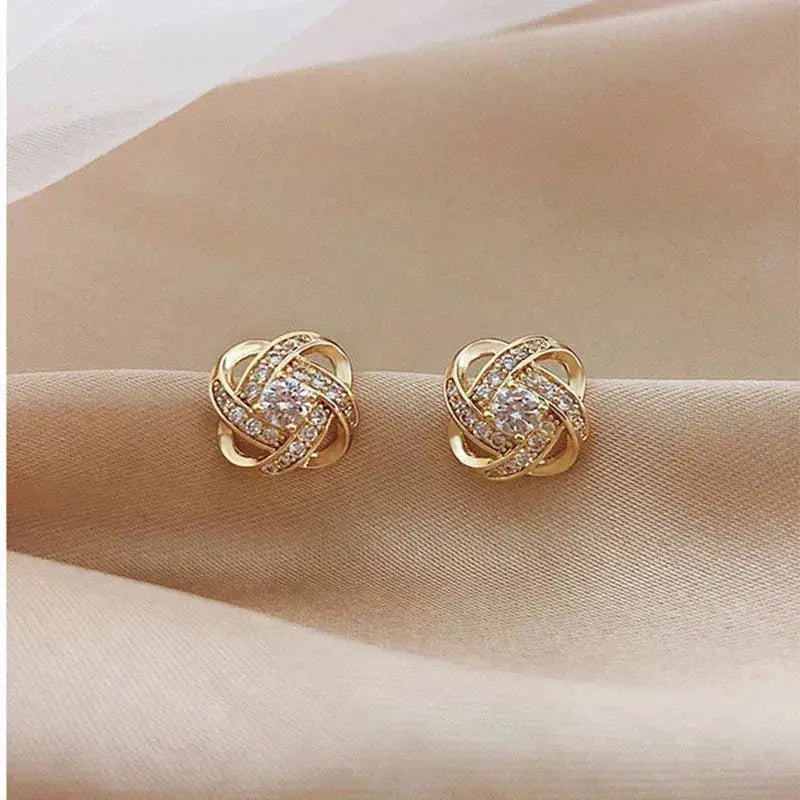 Boucles d’oreilles clous florales en spirale en or avec cristal