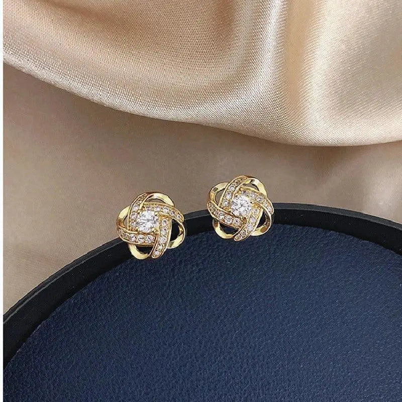 Boucles d’oreilles clous florales en spirale en or avec cristal