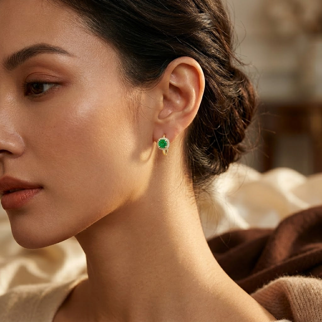Boucles d'oreilles anneaux halo émeraude dorées