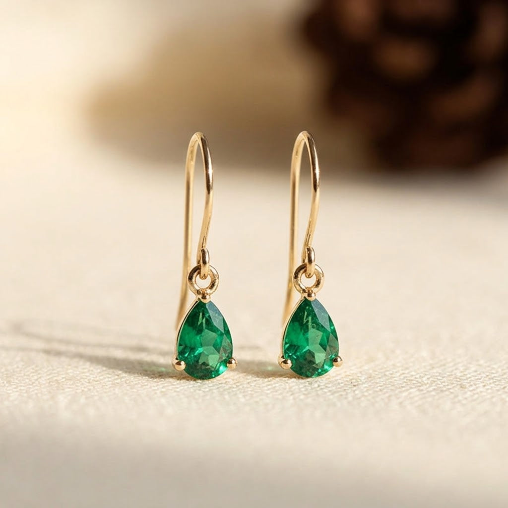 Boucles d'oreilles pendantes en forme de goutte, émeraude et or