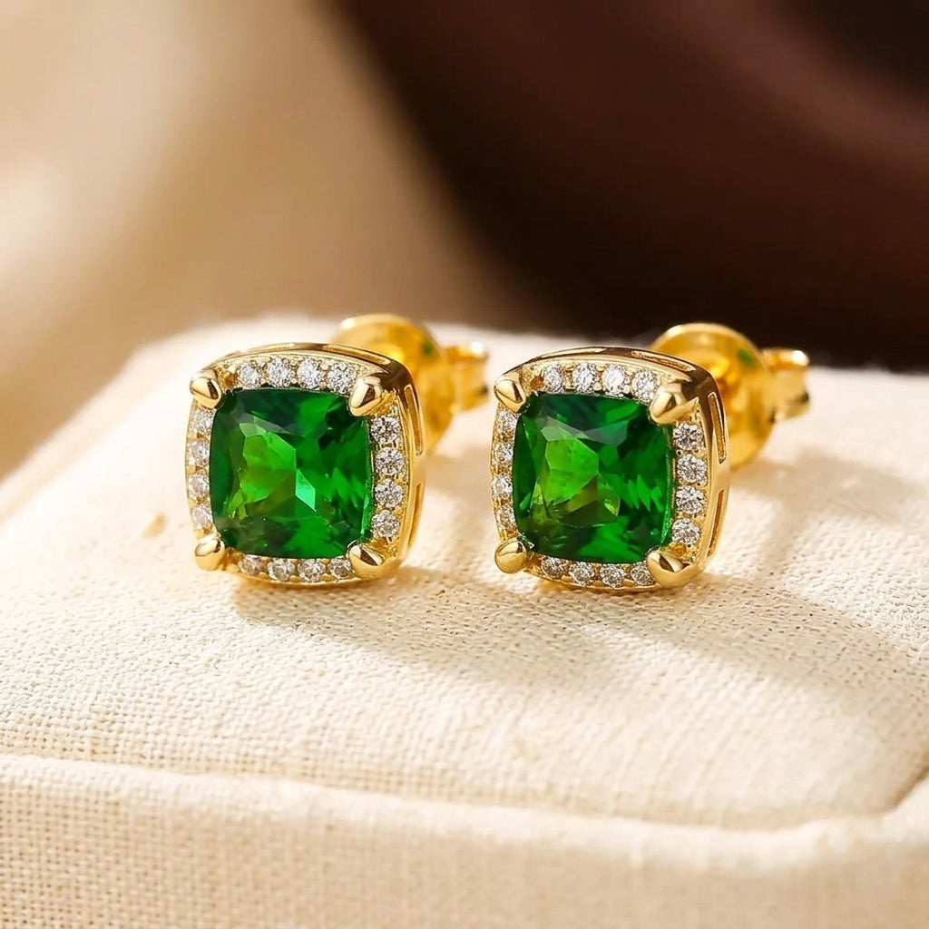 Boucles d'oreilles à puce halo émeraude et or