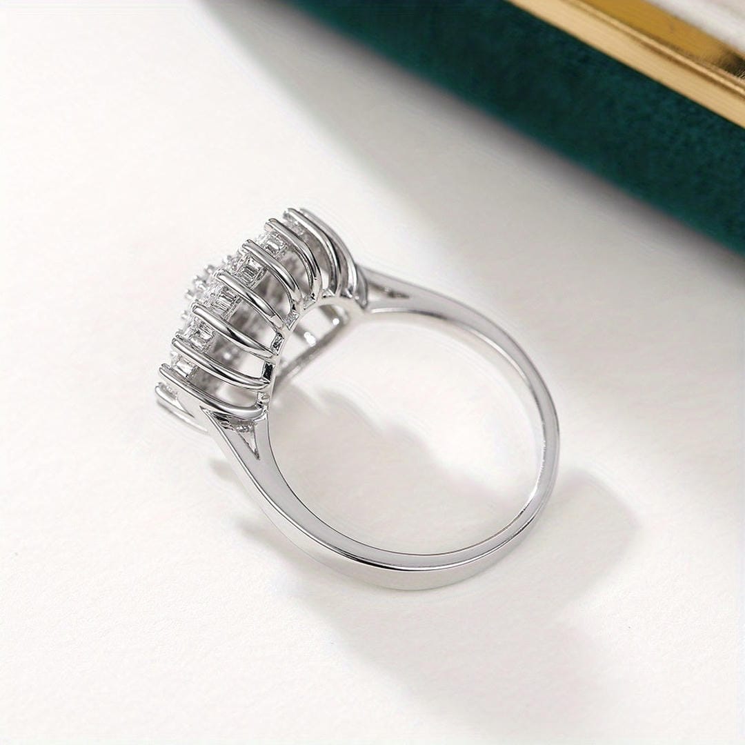 Bague halo imposante ornée d’un amas de cristaux