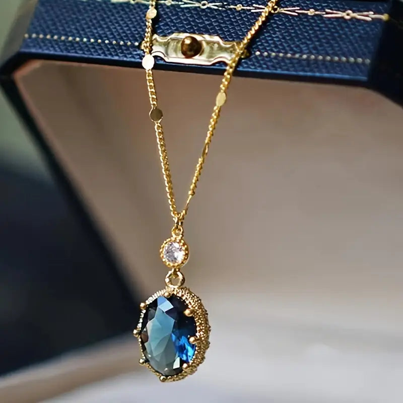 Collier en or avec pendentif ovale en saphir (style goutte)