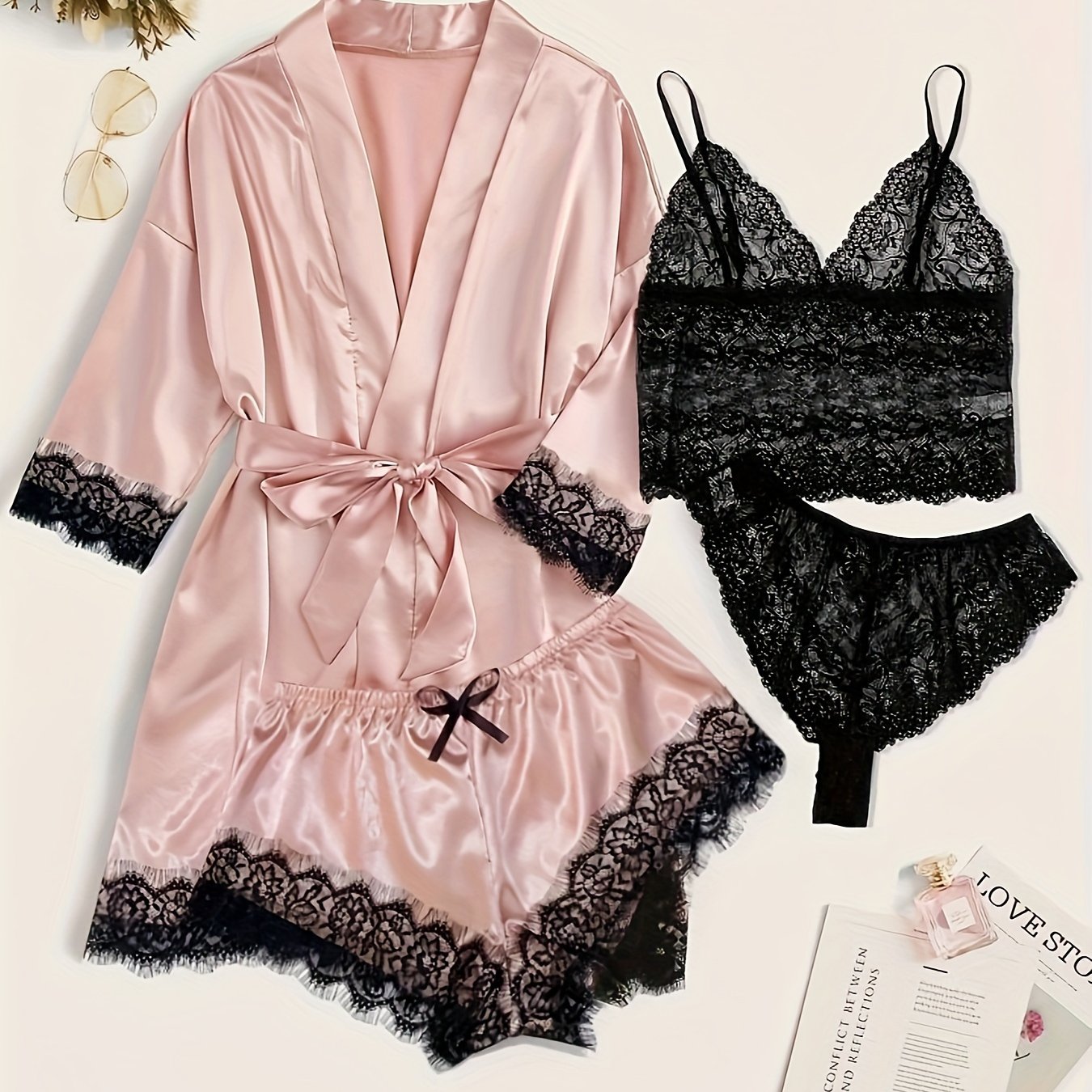 Aurora – Set lounge in raso e pizzo con kimono e pantaloncini