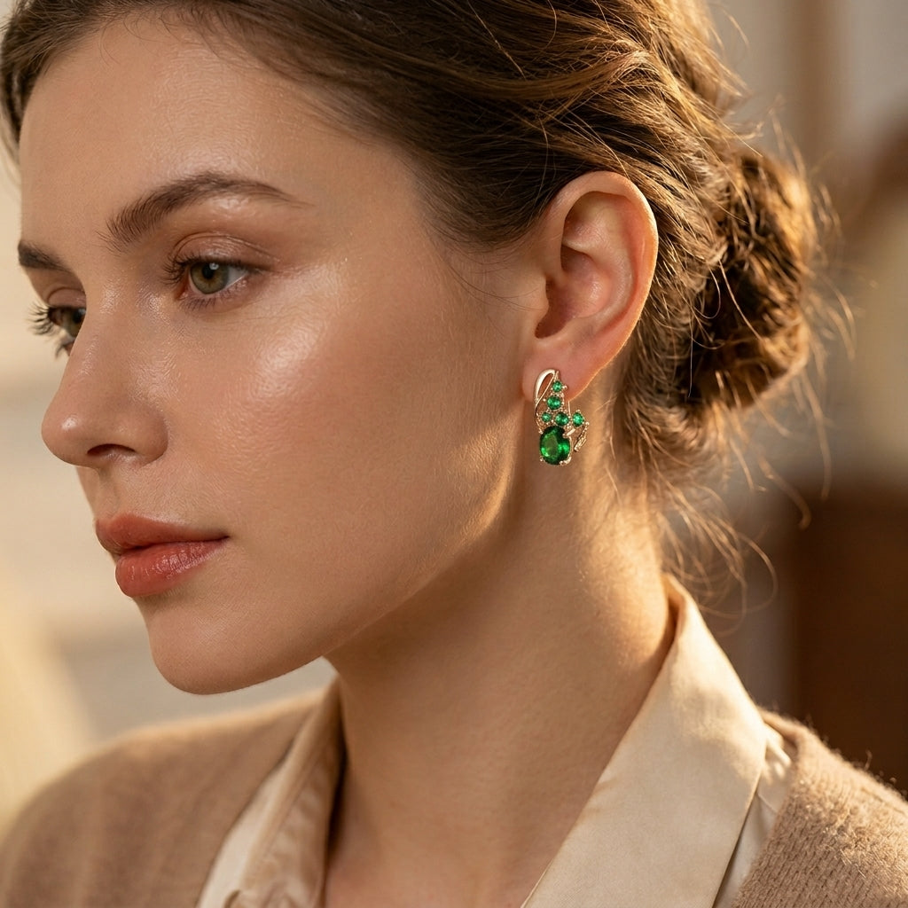 Boucles d'oreilles pendantes grappe d'émeraudes dorées