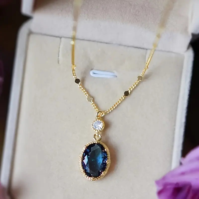 Collier en or avec pendentif ovale en saphir (style goutte)