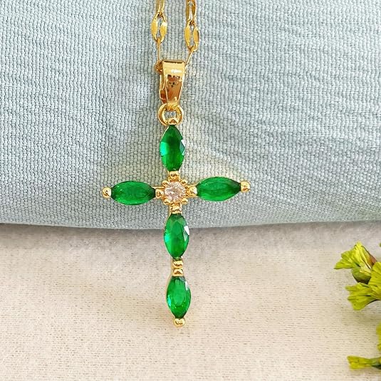 Collier croix en or avec émeraude marquise
