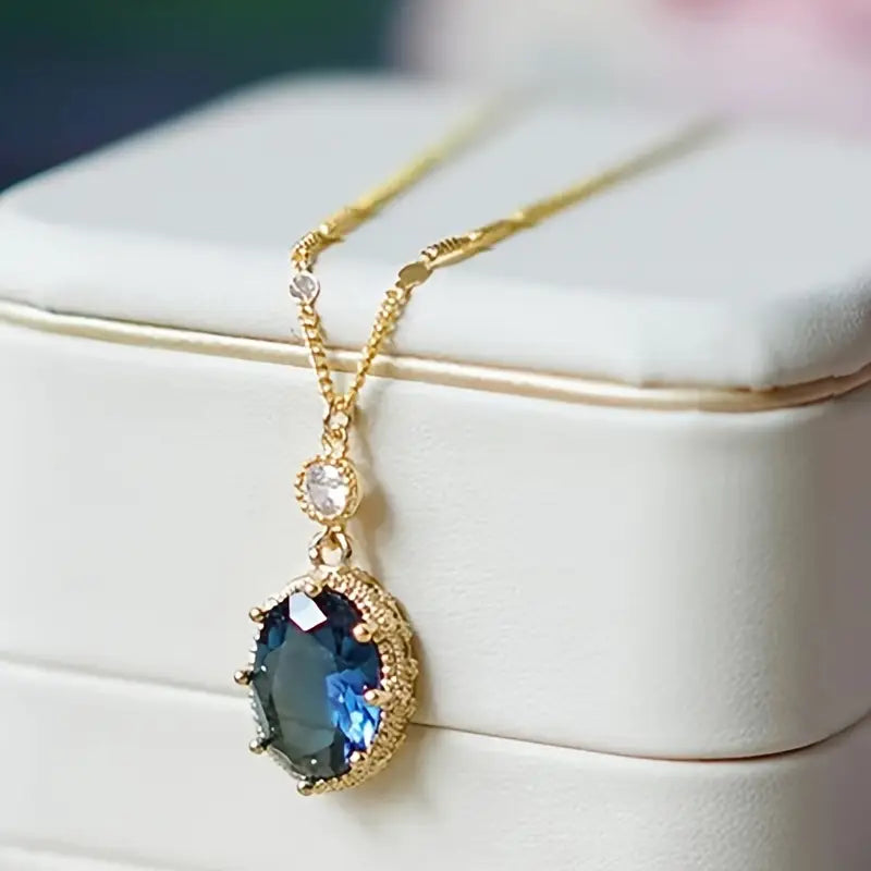 Collier en or avec pendentif ovale en saphir (style goutte)