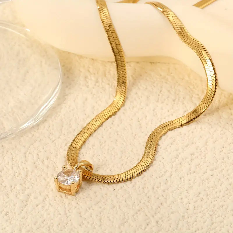Collier élégant en or avec pendentif en strass