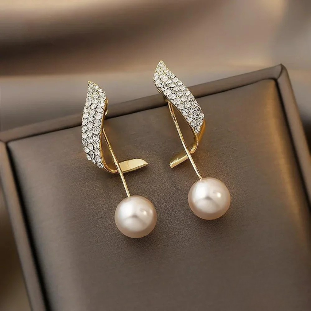 Boucles d’oreilles pendantes chic en or avec perles