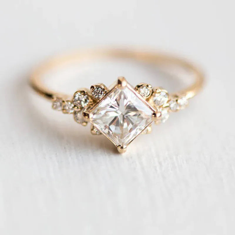 Bague solitaire carrée en or