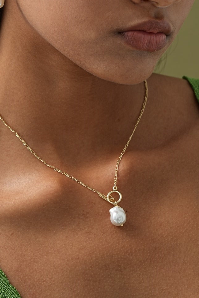 Collier élégant doré avec perles