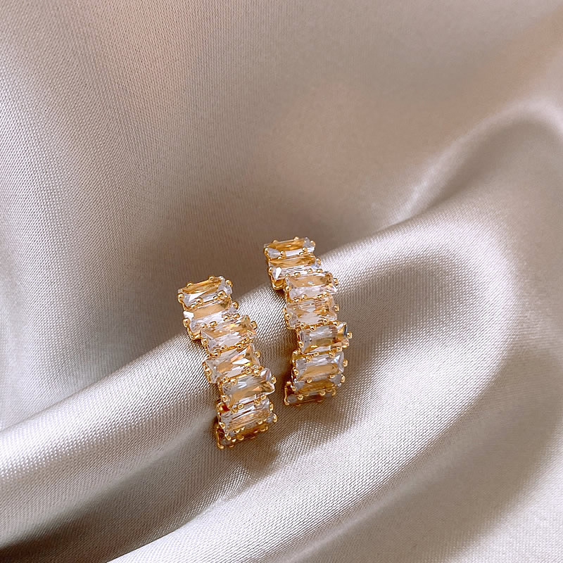 Boucles d’oreilles élégantes en or avec éclat de zircon