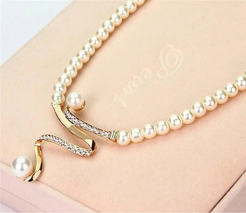Ensemble collier et boucles d’oreilles en perles naturelles