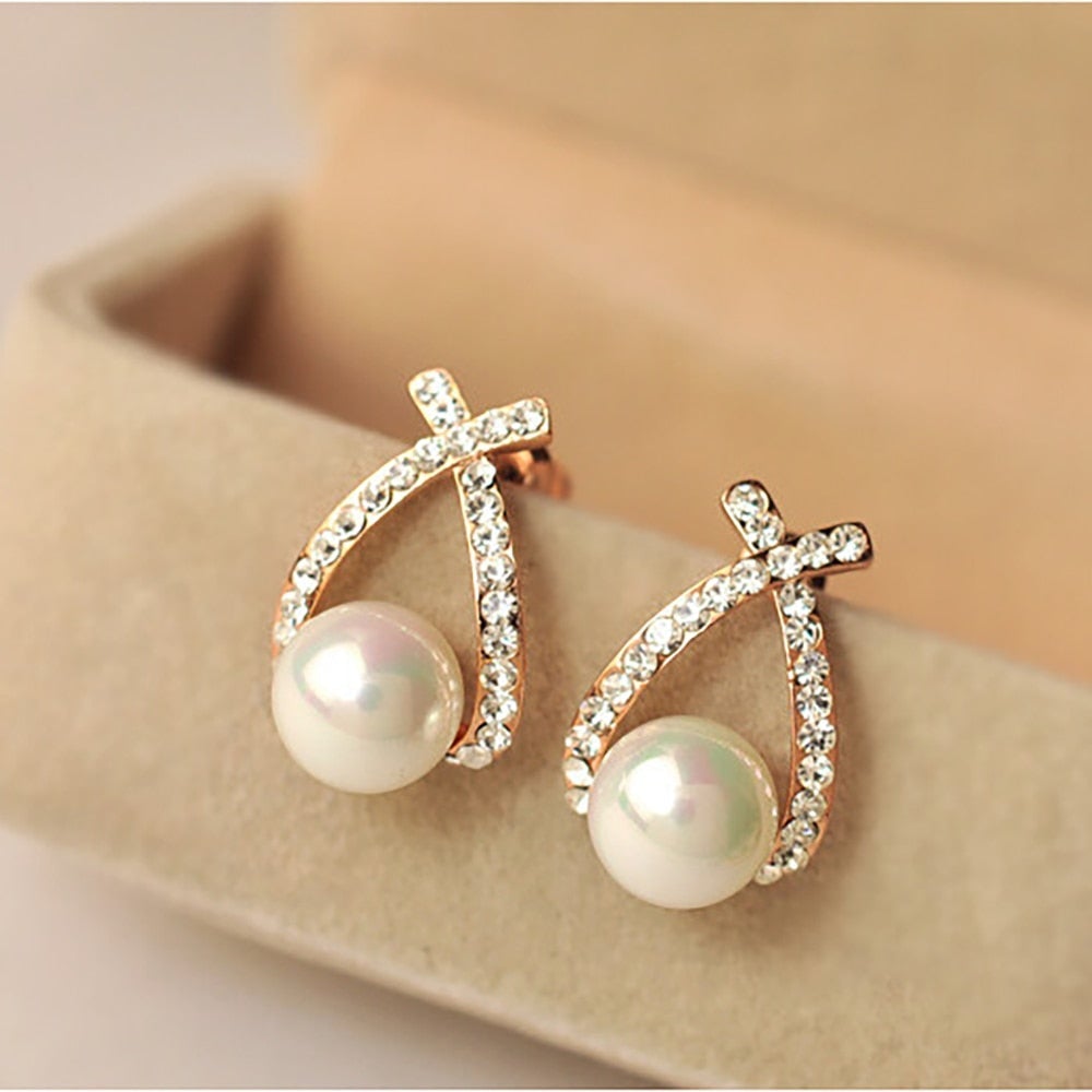 Boucles d’oreilles clous en or avec perles et motif croisé