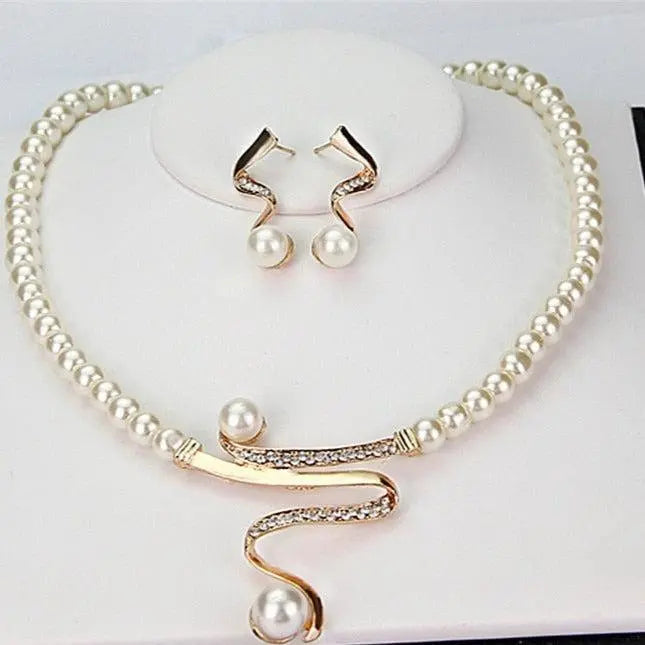 Ensemble collier et boucles d’oreilles en perles naturelles