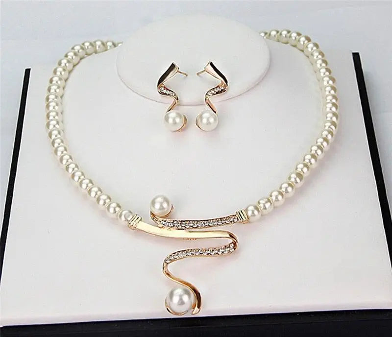 Ensemble collier et boucles d’oreilles en perles naturelles