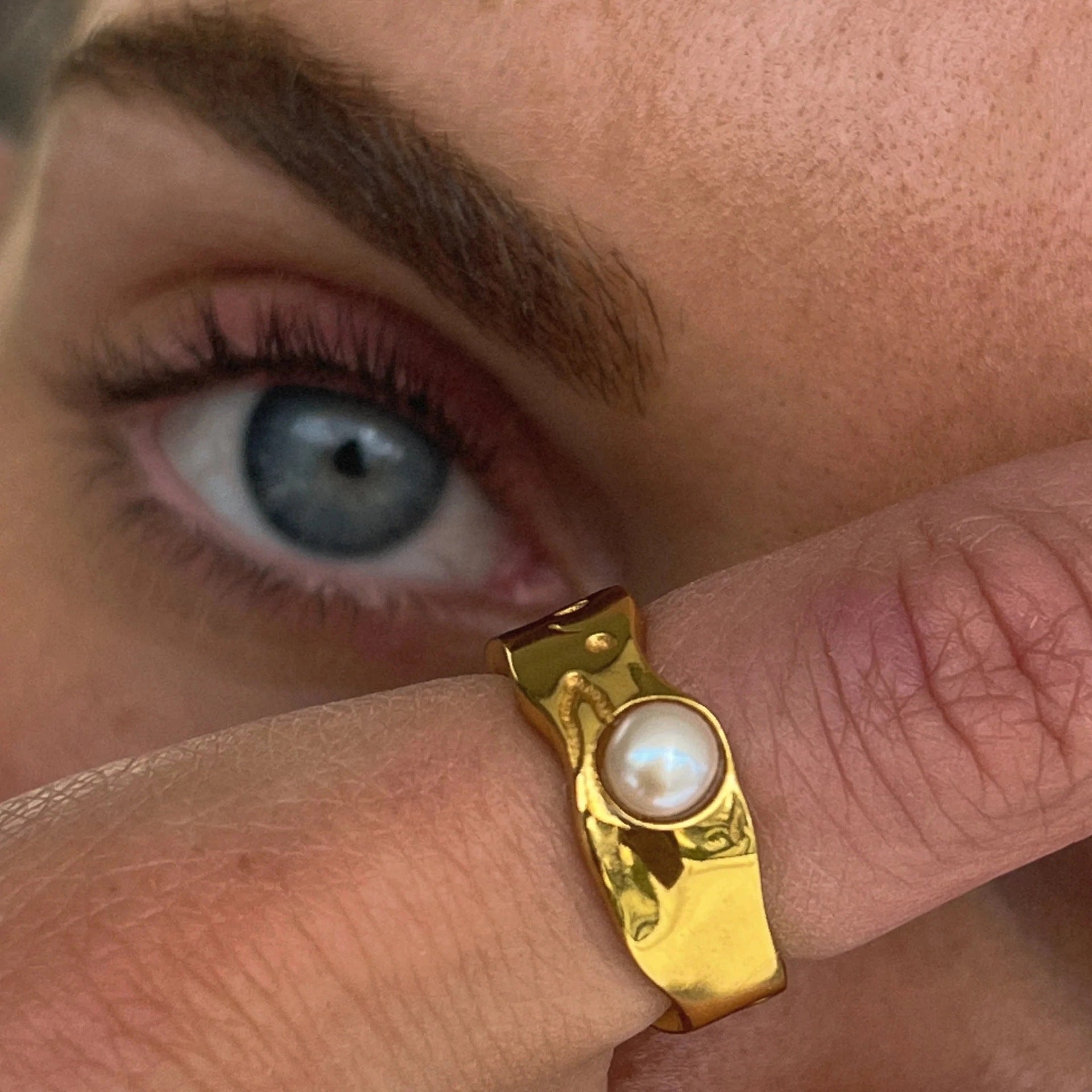Bague élégante en or avec perle naturelle