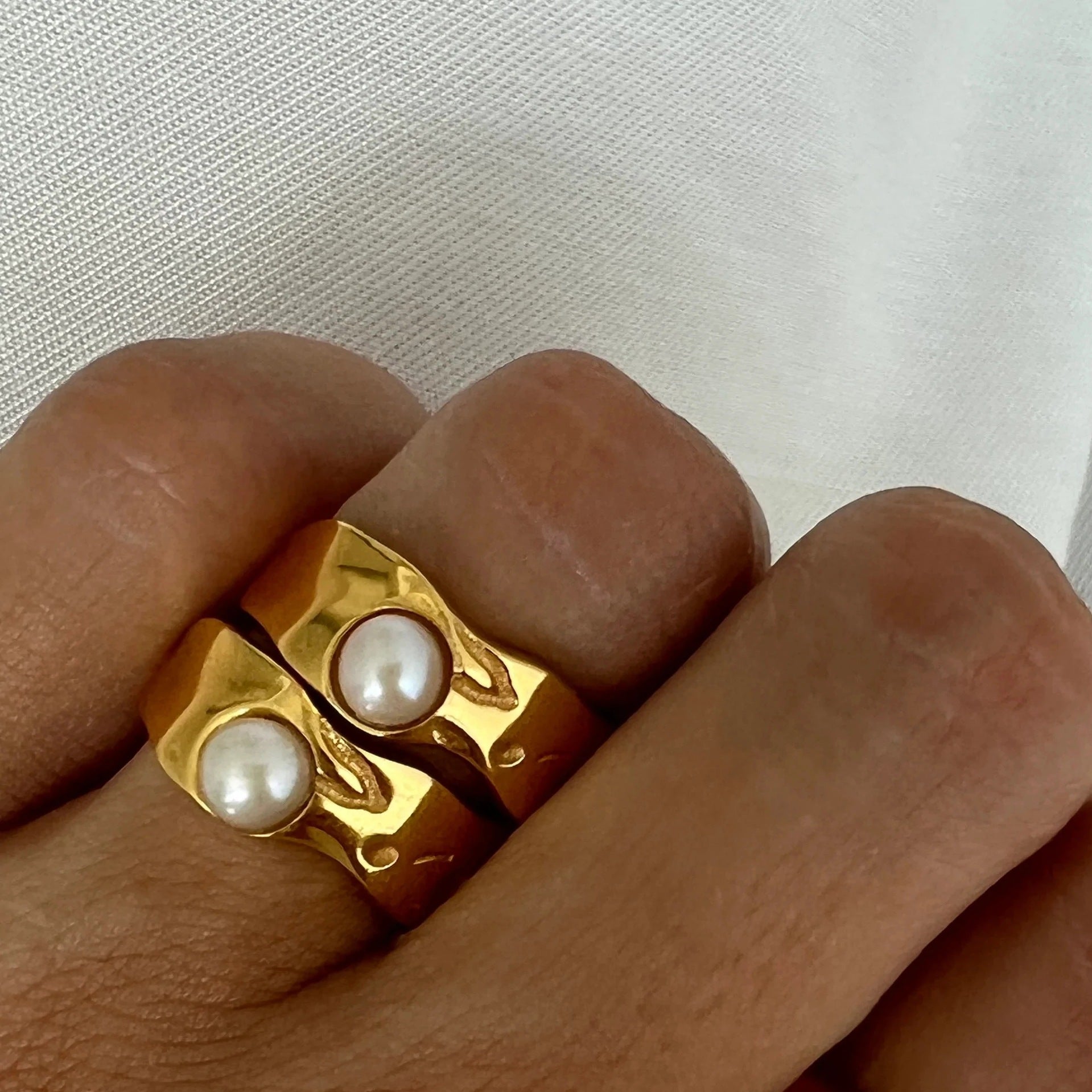 Bague élégante en or avec perle naturelle