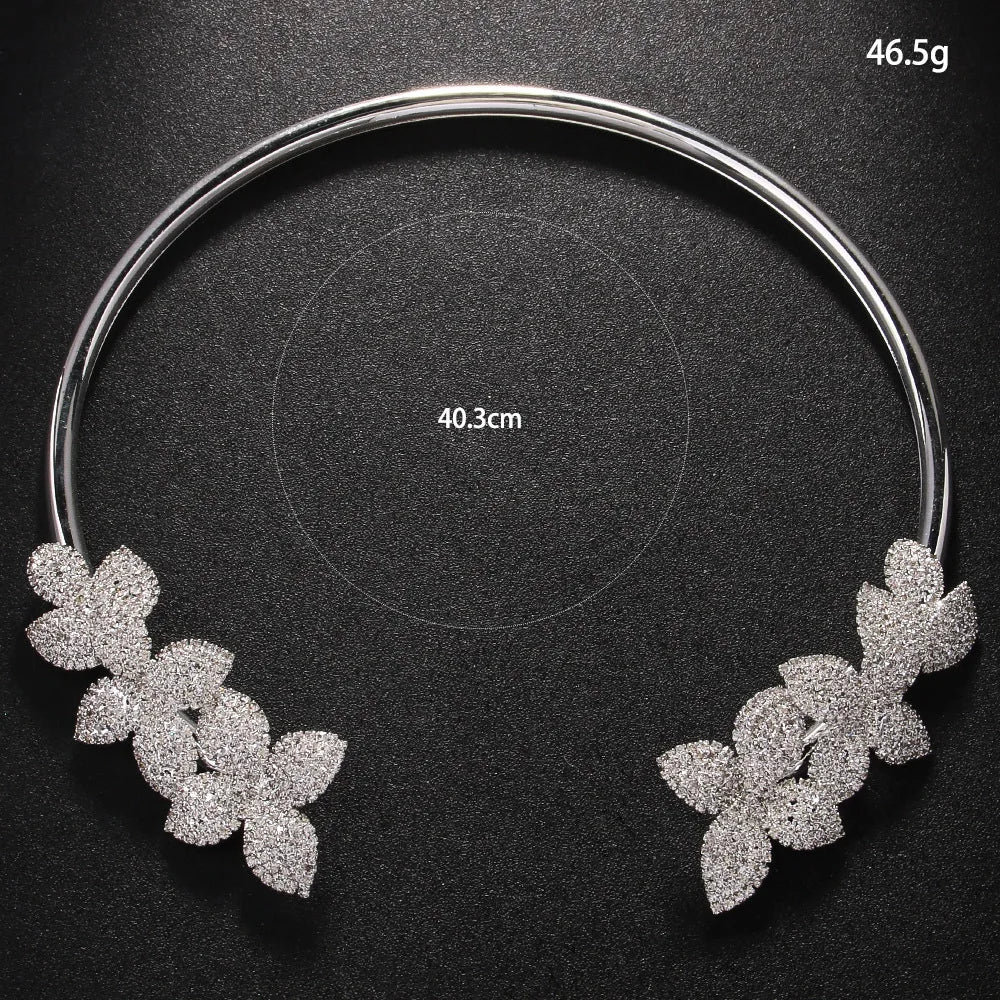 Collier élégant avec fleur en cristal