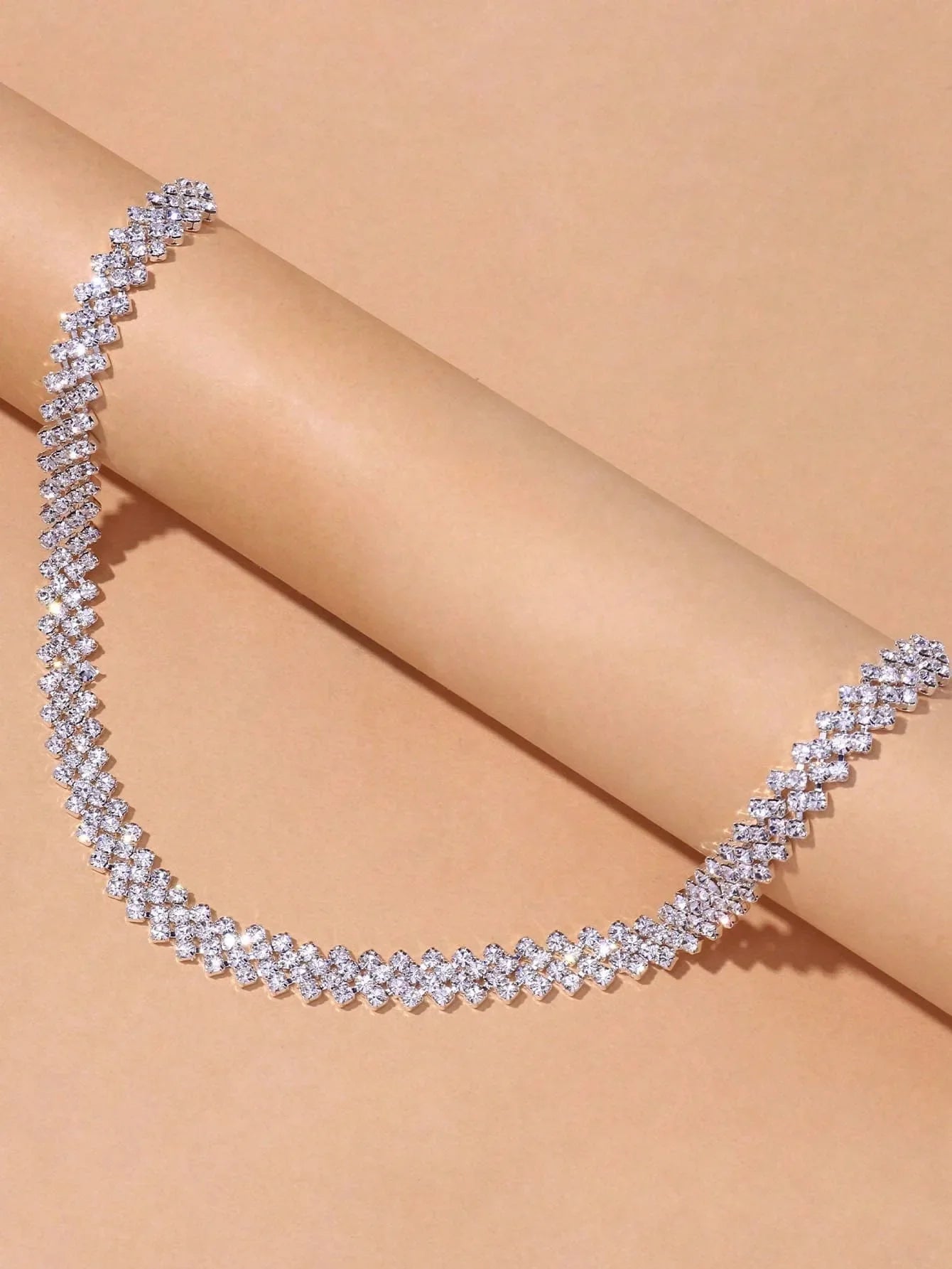 Collier ras du cou élégant avec strass