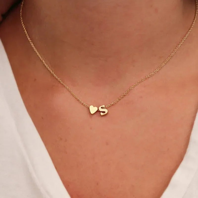 Collier élégant en or avec initiale en forme de cœur