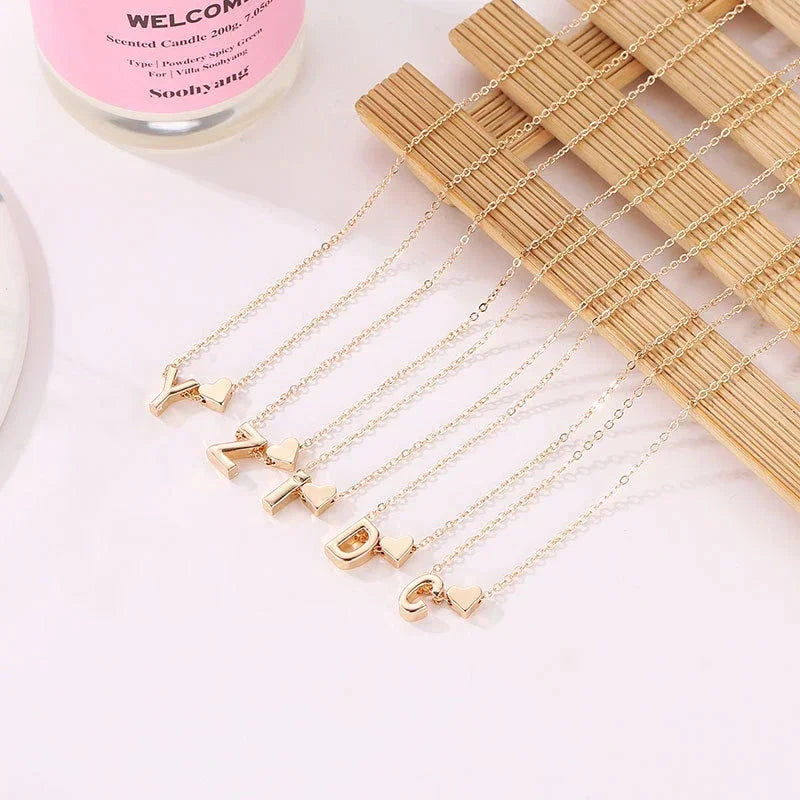 Collier élégant en or avec initiale en forme de cœur