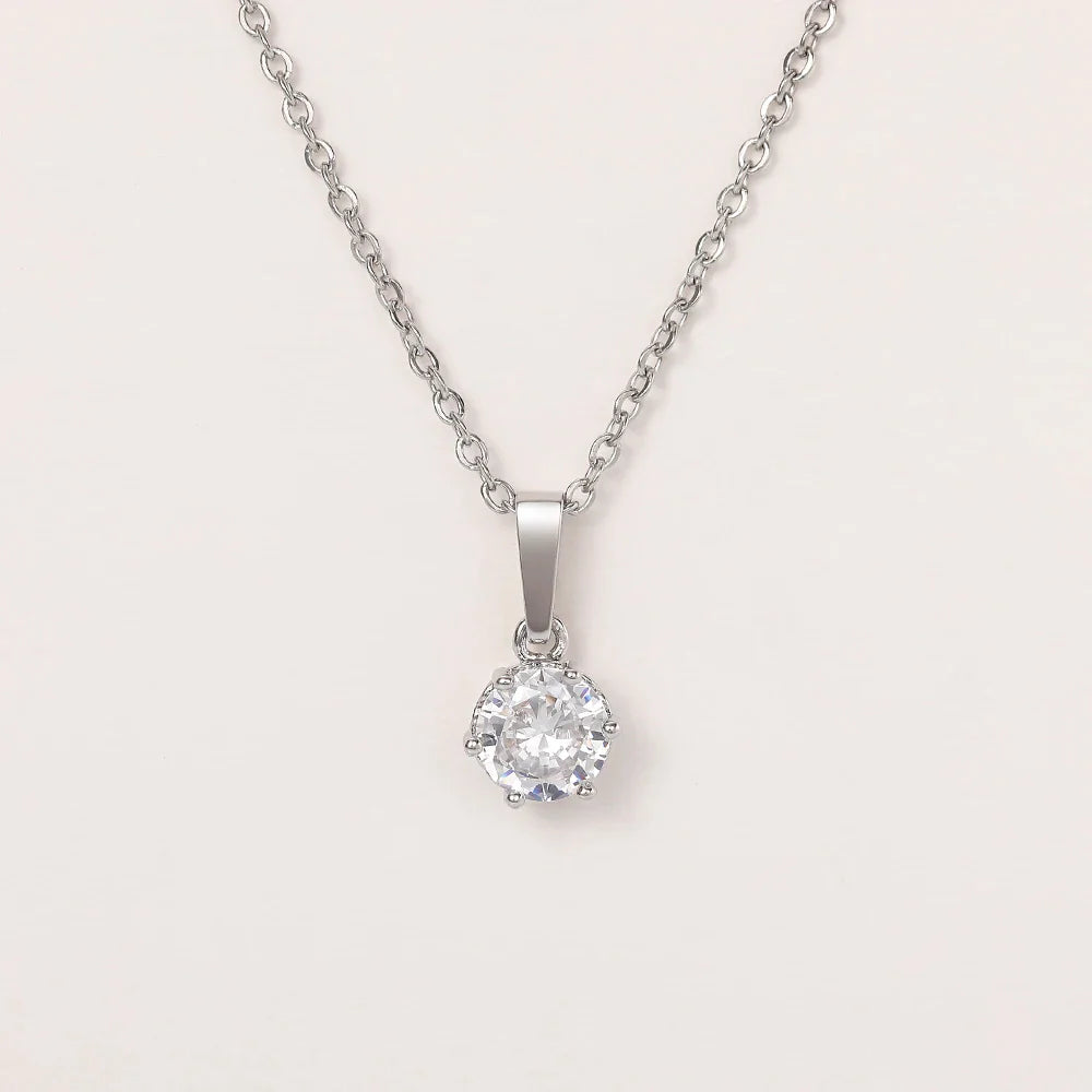 Collier classique avec pendentif en zircon