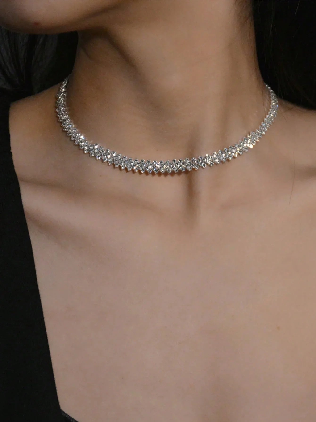 Collier ras du cou élégant avec strass