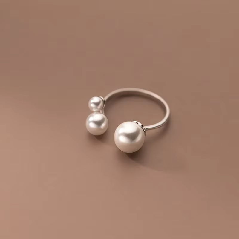 Bague élégante à trois perles