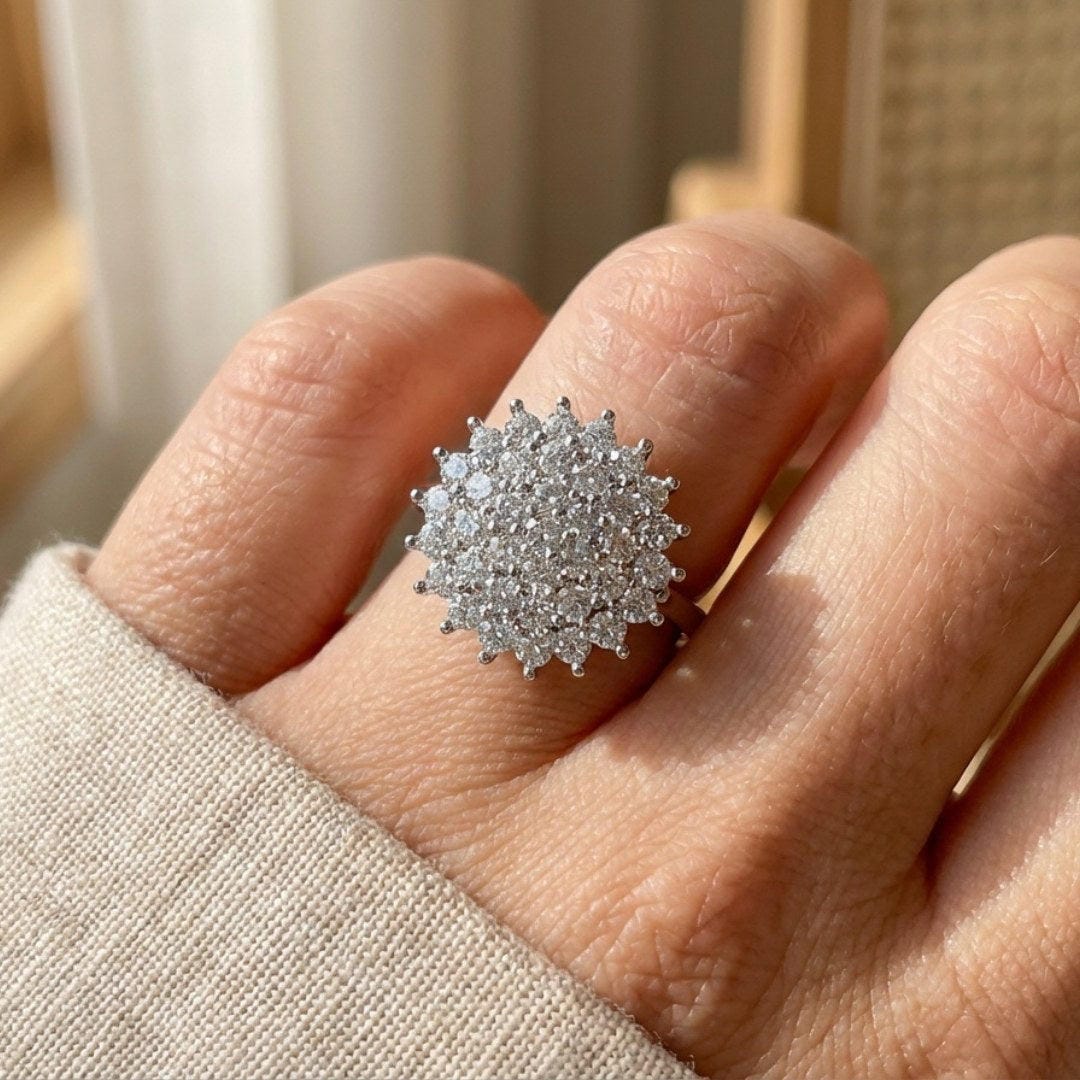 Bague halo imposante ornée d’un amas de cristaux