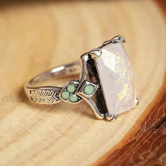 Bague vintage argentée avec opale blanche