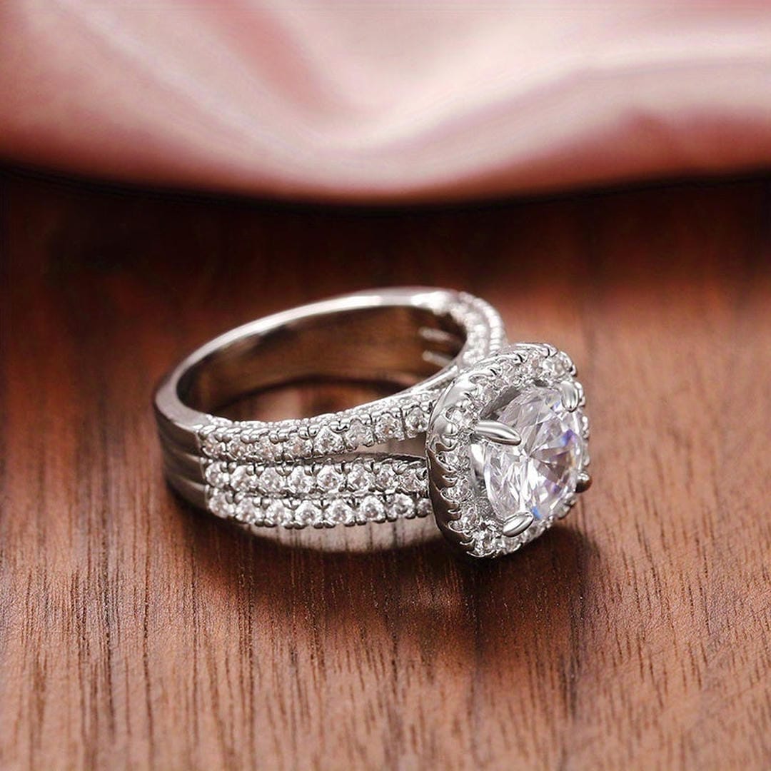 Bague imposante coussin halo pavée de zircons