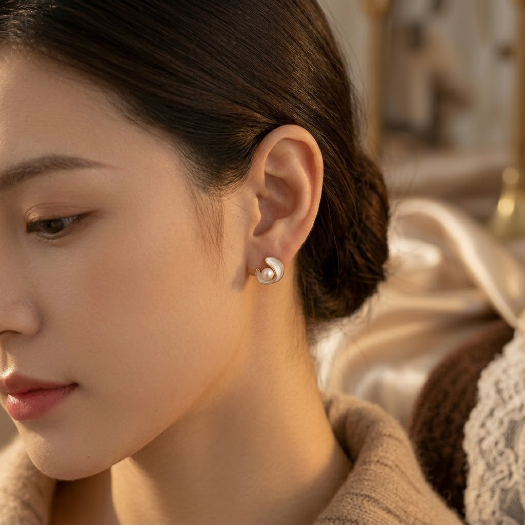 Boucles d'oreilles à puce en tourbillon doré et perle