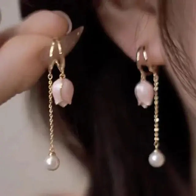 Boucles d’oreilles pendantes florales en or avec perle
