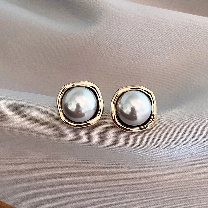 Élégantes boucles d’oreilles en perles noires
