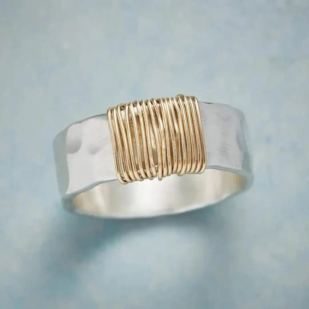 Bague argentée au fil doré