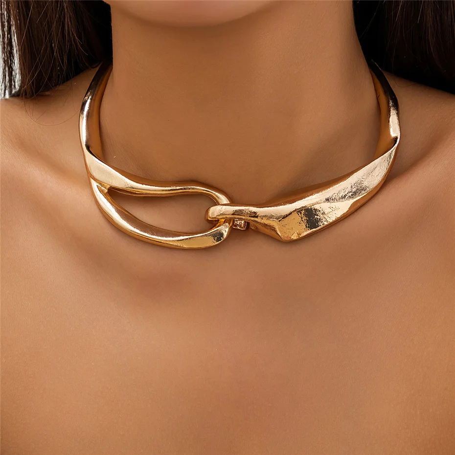 Collier ras-du-cou en chaîne dorée texturée audacieuse
