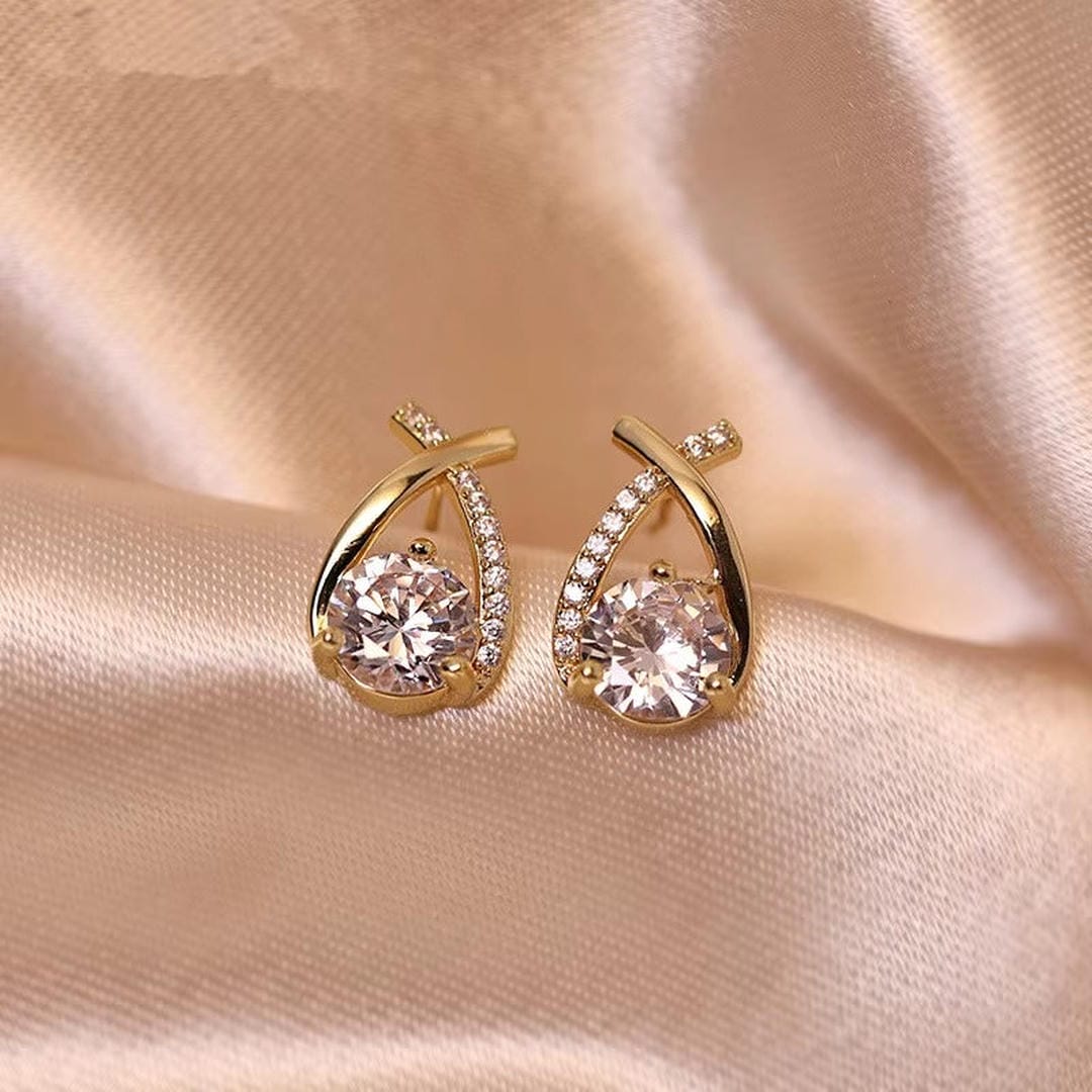 Boucles d’oreilles puces de luxe en forme de goutte torsadée avec zircone cubique