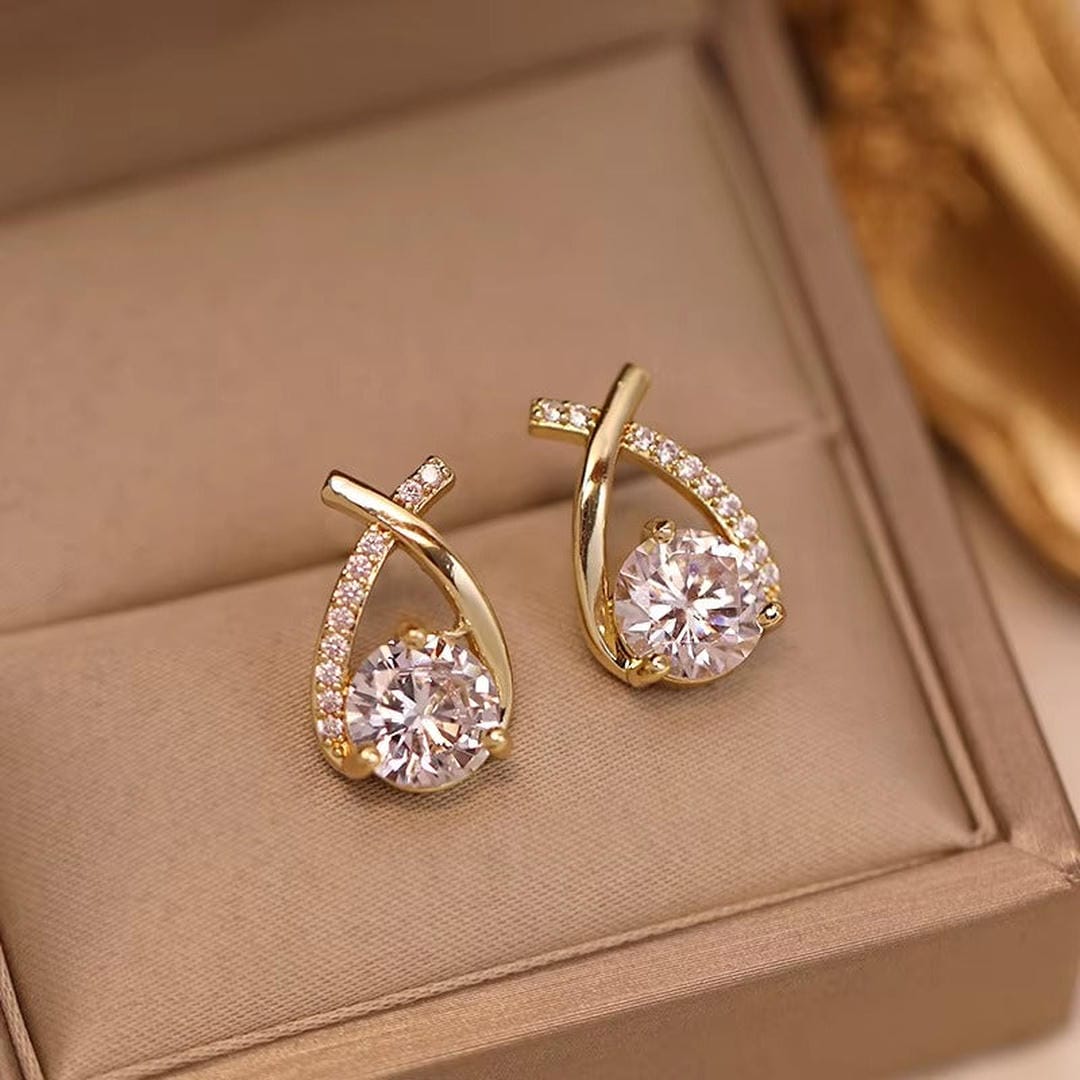 Boucles d’oreilles puces de luxe en forme de goutte torsadée avec zircone cubique