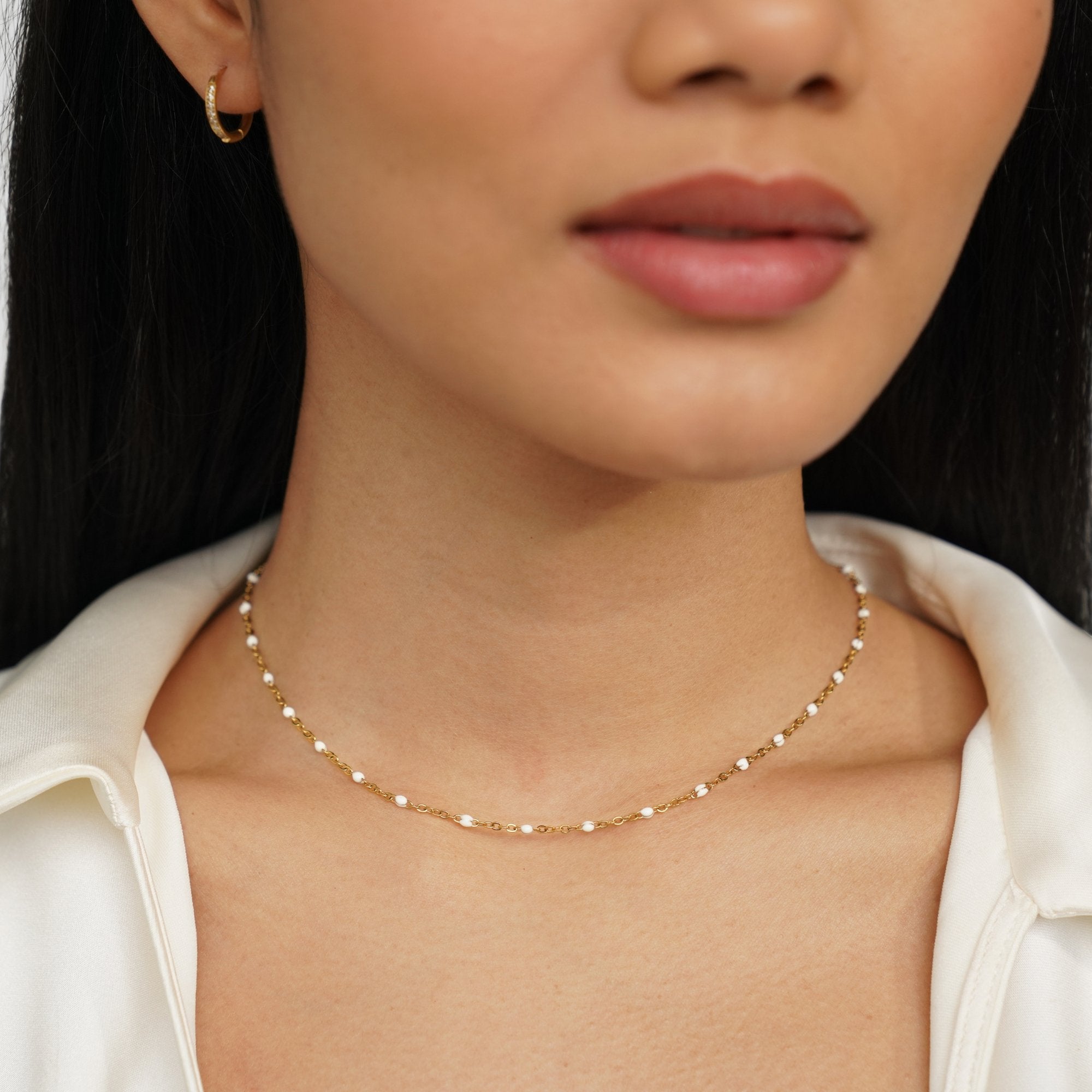 Collier épuré avec perles blanches
