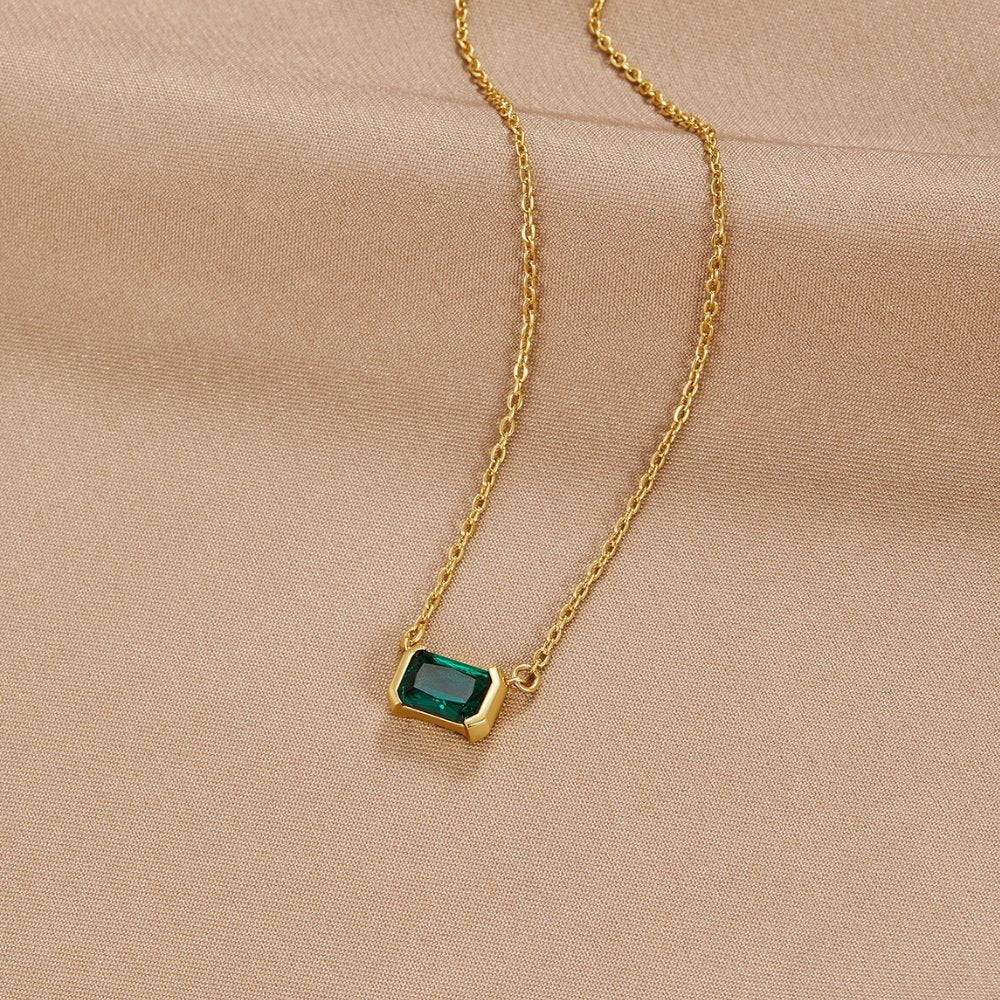 Collier délicat avec émeraude