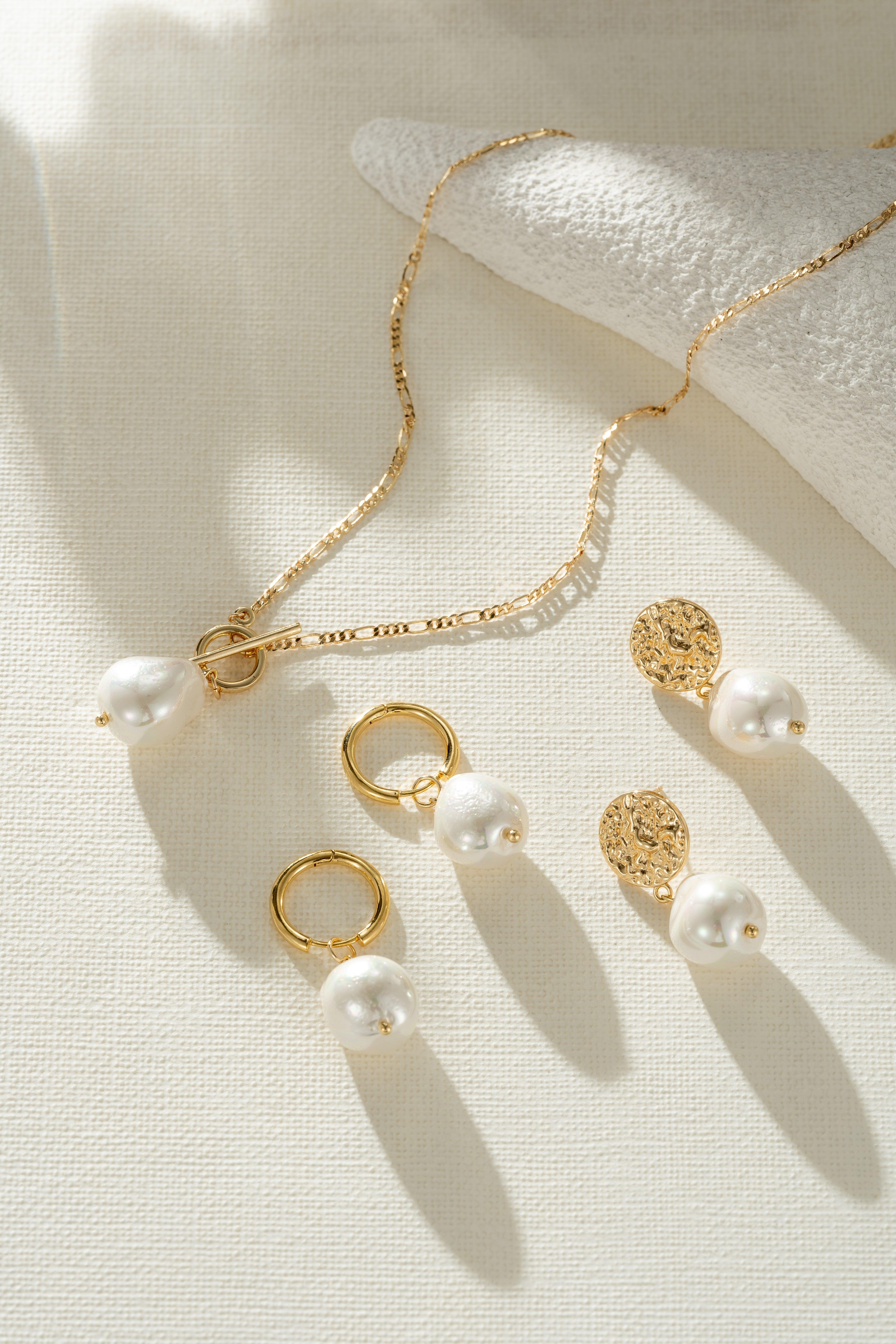 Collier élégant doré avec perles