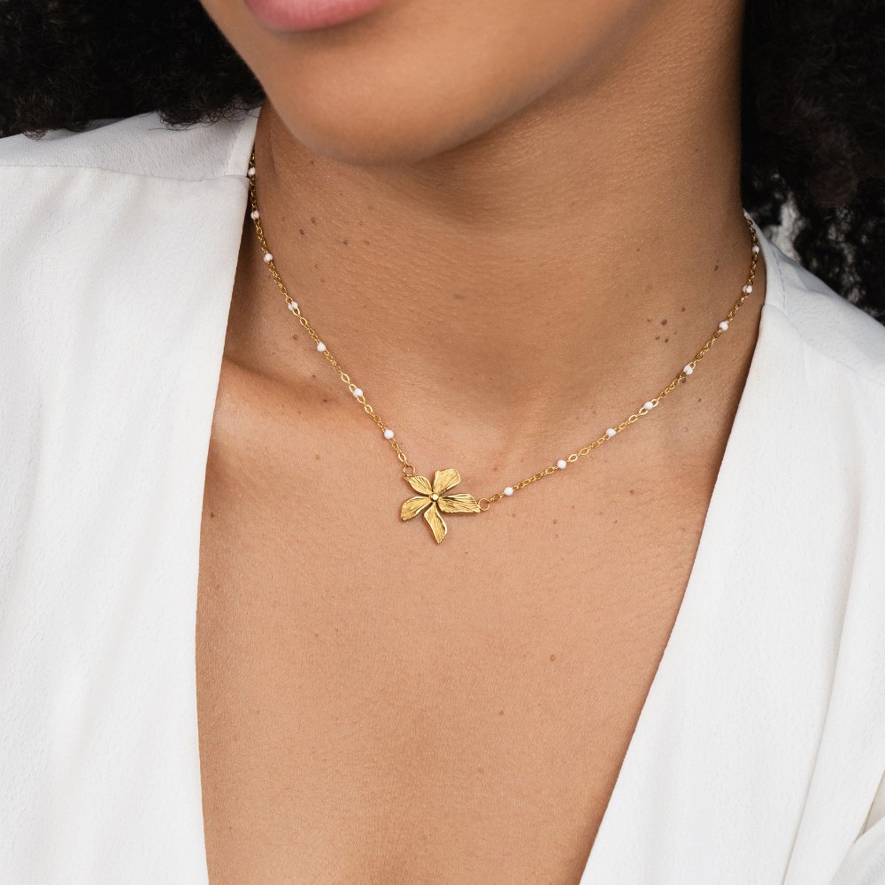 Collier élégant avec fleur en or
